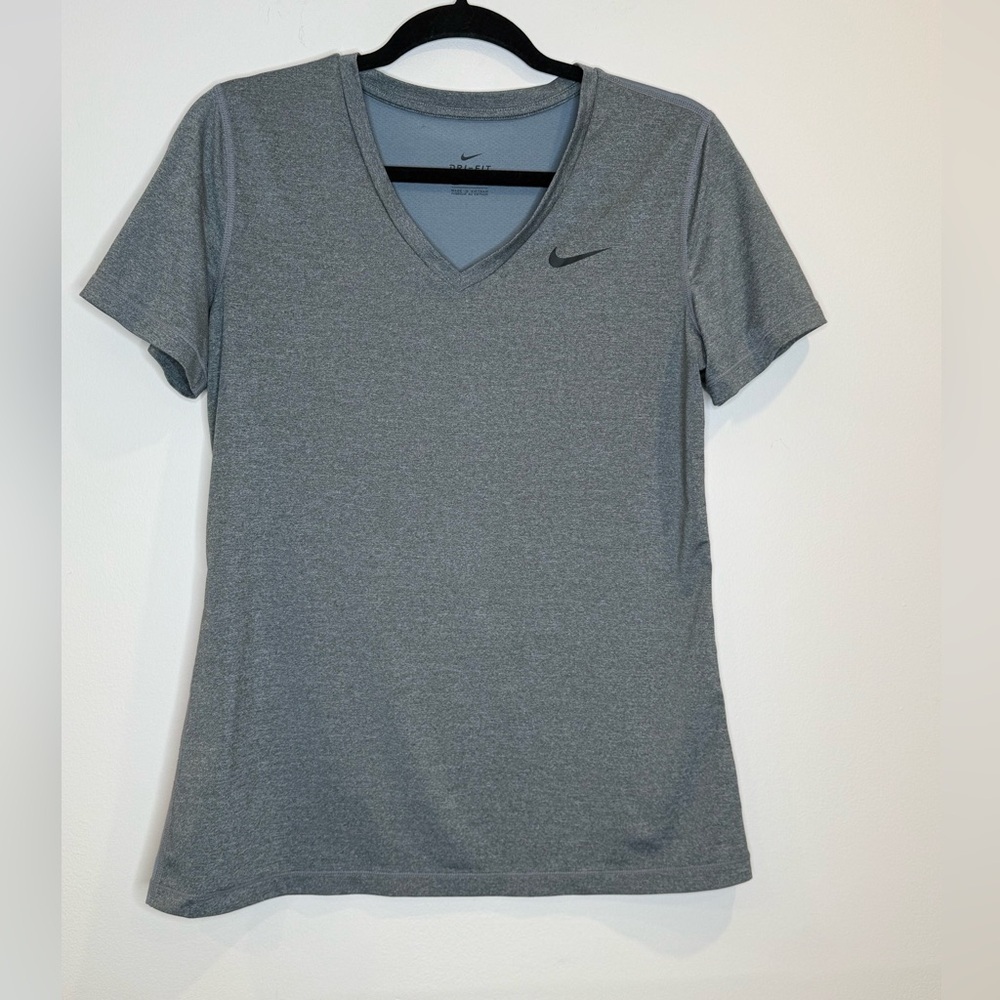 🔥Nike Dry Fit Women’s Gray V-Neck Tee Sz M🔥
